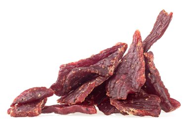 Beyaz arka planda izole edilmiş lezzetli kurutulmuş et parçaları. Kurutulmuş et porsiyonu.