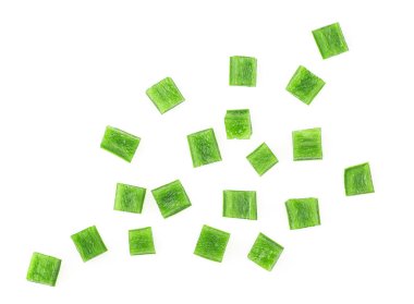 Yeşil dolmalık biber parçaları beyaz arka planda izole edilmiş, üst manzara. Yeşil kırmızı biber küpleri.