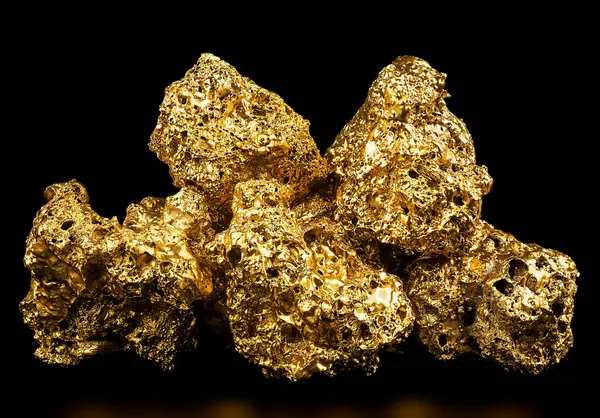 Altın külçeleri siyah arka planda izole edilmiş. Madendeki altın cevheri.