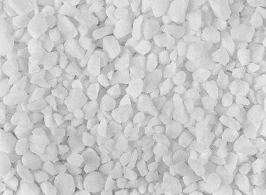 Arka plan olarak kaba deniz tuzu, üst manzara. Beyaz deniz tuzu kristalleri, spa tedavisi.