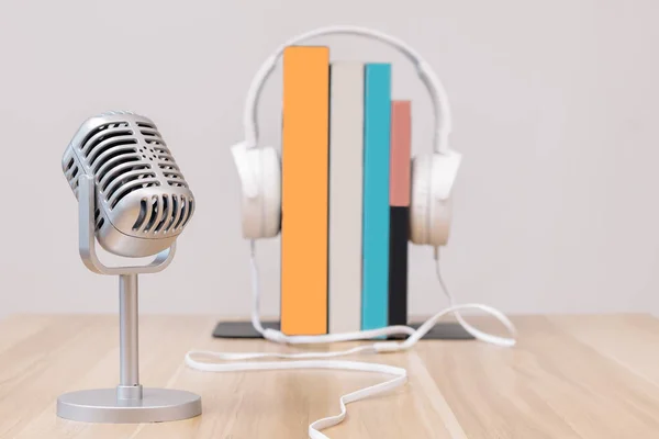 Mikrofon Hörlurar Böcker Läsa Ljudböcker För Synskadade Konceptet — Stockfoto