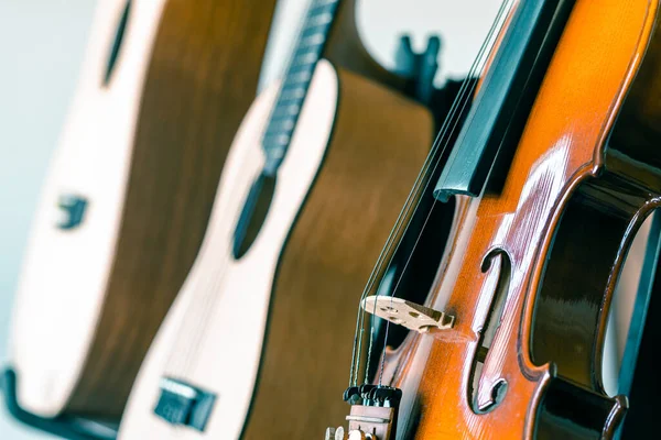バイオリンアコースティックギタークラシックギター 楽器の背景 — ストック写真