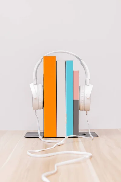 Hörlurar Böcker Audioböcker För Begreppet Synnedsättning Stockbild