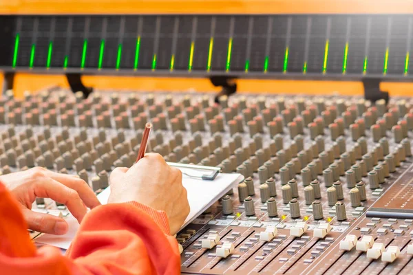 Mannelijke Songwriter Hand Het Schrijven Van Een Lied Audio Mixconsole — Stockfoto