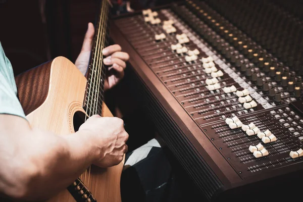 Musicien Compositeur Jouant Guitare Acoustique Studio Enregistrement Instruments Musique Acoustiques — Photo