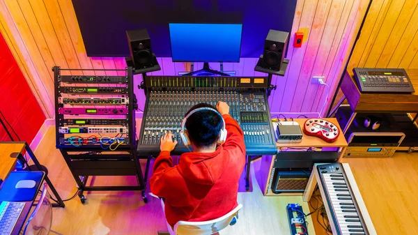 Zadní Strana Asijského Zvukaře Producent Pracující Nahrávacím Studiu — Stock fotografie