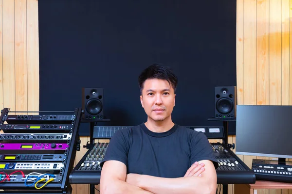 笑顔の優しい若いアジアのプロフェッショナル音楽プロデューサー 作曲家 スタジオのサウンドエンジニアの肖像 — ストック写真