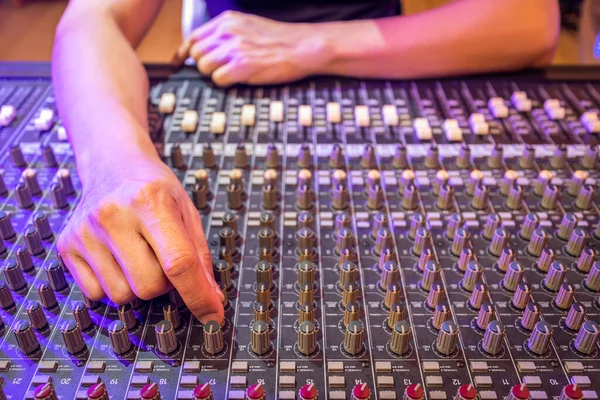 Sound Engineer Hand Tweaken Knop Audio Mixconsole Opname Omroep Studio — Stockfoto