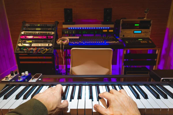 Mannelijke Muzikant Handen Spelen Piano Voor Opname Thuisstudio Muziekproductieconcept — Stockfoto