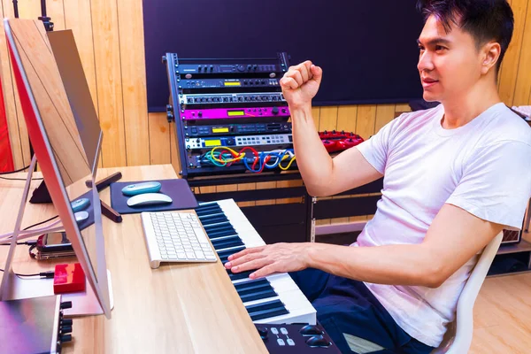 Amigable Asiático Productor Música Disfrutar Organización Música Ordenador Estudio Casa —  Fotos de Stock