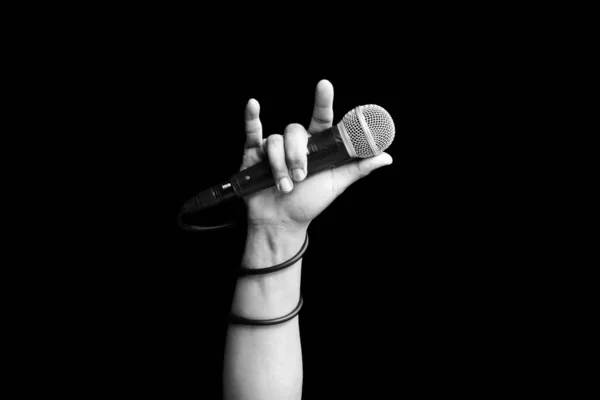 Μικρόφωνο Στο Χέρι Του Τραγουδιστή Σήκωσε Χέρι Του Όλη Διαδρομή — Φωτογραφία Αρχείου