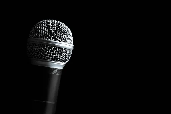 Dinamik Mikrofonu Kapat Siyaha Izole Şarkı Söylemek Kaydetmek Yayınlamak Konuşma — Stok fotoğraf