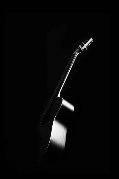 美しいボディ カーブ ライトを示す白黒アコースティック ギター 音楽の背景 — ストック写真