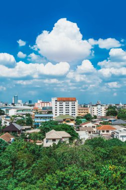 Şehir manzarası dört parçaya ayrılır: Orman, Bina, Bulut ve Gökyüzü, uyum içinde bir arada yaşarlar.