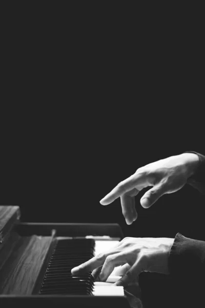 Primer Plano Manos Pianista Masculino Tocando Piano Aislado Negro Blanco — Foto de Stock