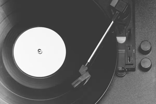 ターンテーブル上の古いビニールの記録 ミュージックコンセプト — ストック写真