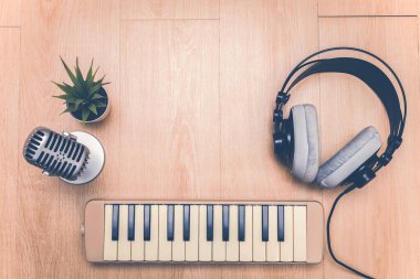 Klavyenin üst görüntüsü, mikrofon, ahşap kulaklık. müzik arkaplanı
