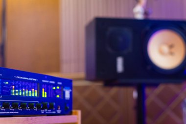 LED VU metre, hoparlördeki ses ölçer kayıt stüdyosundaki monitör arkaplanı. müzik üretimi, kayıt kavramı