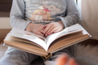 Küçük çocuk kitap okuyor..