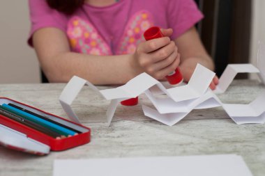 Masa odasında ödev yapan bir kız. El yazısı. İçeride öğreniyorum. eğitim