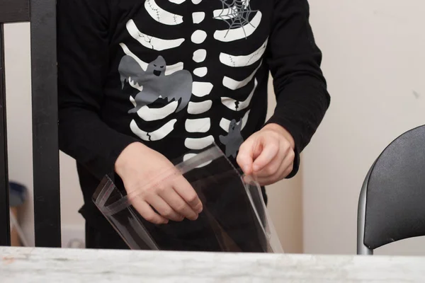 Esqueleto Halloween Com Uma Máscara Preta Uma Camisa Branca — Fotografia de Stock