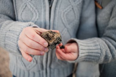 Siyah ceketli ve beyaz ceketli küçük bir çocuk.