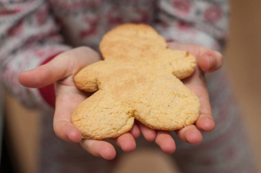 Çocuğun elleri zencefilli kurabiye tutuyor, noel. Yatay olarak. yüzsüz