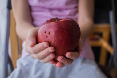 Elinde taze elma, meyve kırmızısı. organik, sağlıklı. yatay, yüzsüz