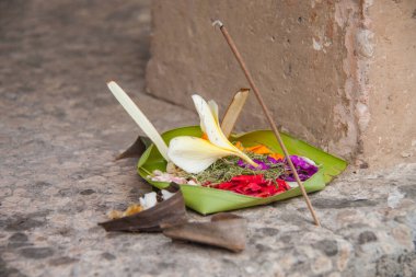 Geleneksel Balili Canang Sepetleri, taşlara yerleştirilmiş sokak, tapınak, Bali, 