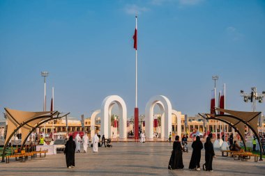 Doha, Katar - 13 Aralık 2024: Katar Ulusal Günü kutlamaları Darb Al Saai 'de uzak kutlamalardan podyuma çıktı .