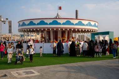 Doha, Katar - 13 Aralık 2024: Katar Ulusal Günü Ziyaretçileri Darb Al Saai boyunca yürüme töreninde