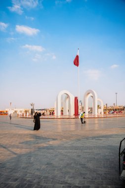 Doha, Katar - 13 Aralık 2024: Katar Ulusal Günü Ziyaretçileri Darb Al Saai boyunca yürüme töreninde