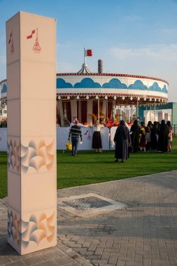 Doha, Katar - 13 Aralık 2024: Katar Ulusal Günü Ziyaretçileri Darb Al Saai boyunca yürüme töreninde