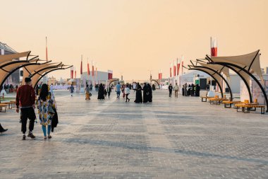 Doha, Katar - 13 Aralık 2024: Katar Ulusal Günü Ziyaretçileri Darb Al Saai boyunca yürüme töreninde