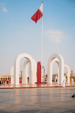 Doha, Katar - 13 Aralık 2024: Katar Ulusal Günü Ziyaretçileri Darb Al Saai boyunca yürüme töreninde