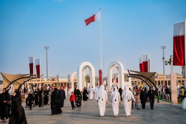Doha, Katar - 13 Aralık 2024: Katar Ulusal Günü Ziyaretçileri Darb Al Saai boyunca yürüme töreninde