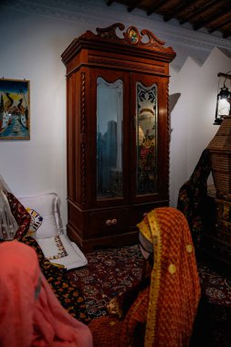 Doha, Katar - 13 Aralık 2024: Katar Ulusal Günü Kutlamaları Darb Al Saai 'deki Katar Evi' nde aynalı eski bir ahşap dolap