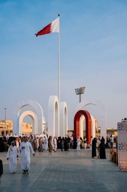 Doha, Katar - 13 Aralık 2024: Katar Ulusal Günü Ziyaretçileri Darb Al Saai boyunca yürüme töreninde