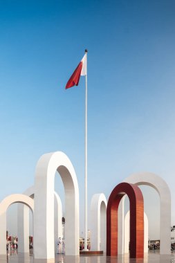 Doha, Katar - 13 Aralık 2024: Katar Ulusal Günü Ziyaretçileri Darb Al Saai boyunca yürüme töreninde