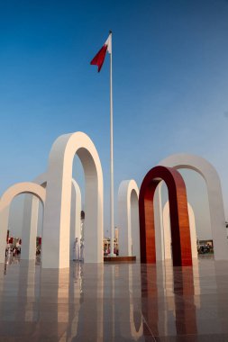 Doha, Katar - 13 Aralık 2024: Katar Ulusal Günü Ziyaretçileri Darb Al Saai boyunca yürüme töreninde