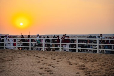 DOHA, Katar - 13 Aralık 2024: Erkekler Katar Ulusal Günü 'nü kutlamak için ata biniyorlar.
