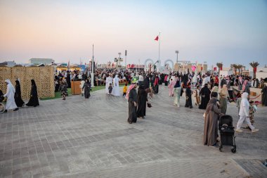 Doha, Katar - 13 Aralık 2024: Katar Ulusal Günü Ziyaretçileri Darb Al Saai boyunca yürüme töreninde