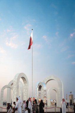 Doha, Katar - 13 Aralık 2024: Katar Ulusal Günü Ziyaretçileri Darb Al Saai boyunca yürüme töreninde