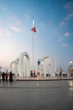 Doha, Katar - 13 Aralık 2024: Katar Ulusal Günü Ziyaretçileri Darb Al Saai boyunca yürüme töreninde