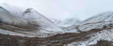 Nam Tso Gölü ve Yamdrok-tso Gölü arasındaki Kyang-la Geçidi. Damxung County, Lhasa, Tibet, Çin