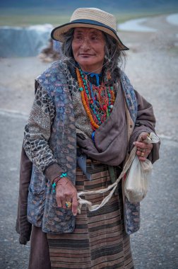 Nam Tso Gölü 'ndeki güzel Tashi Dor Manastırı yakınlarında dua eden tanımlanamayan bir hacı. Damxung County, Lhasa, Tibet, Çin