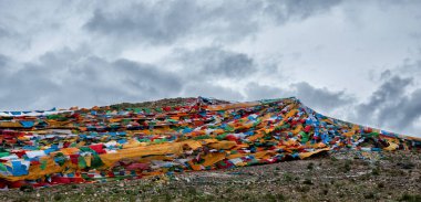 İpler üzerinde renkli dua bayrakları - Vietnam Tso Gölü, Damxung County, Lhasa, Tibet, Çin 'de rüzgarda dalgalanan.