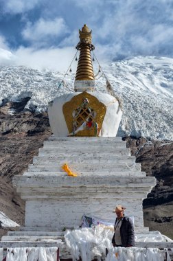 Stupa Karo La dağ geçidinde, Kuzey Himalayalar 'ın Lhagoi-Kangri zincirinde, Tibet' in Nagarze ve Gyangz ilçelerinin sınırında..