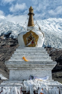 Stupa Karo La dağ geçidinde, Kuzey Himalayalar 'ın Lhagoi-Kangri zincirinde, Tibet' in Nagarze ve Gyangz ilçelerinin sınırında..