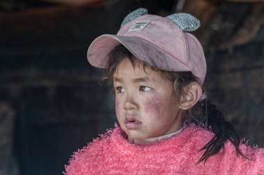 LHASA, TIBET, ÇİN - 19 AĞUSTOS 2018: Sim veya Simu La Pass 'taki Hidroelektrik Yamdrok-tso Gölü yakınlarındaki tanımlanamayan küçük kız, Güney Dostluk Yolu, Tibet.